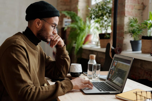 Creative entrepreneur hot desking in café